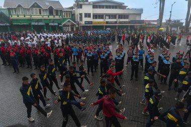 Darjeeling, Batı Bengal, Hindistan-11.08.2023: Sisli sabahta askeri eğitim. 15 Ağustos 2023 'teki Bağımsızlık Günü kutlamaları için Darjeeling Alışveriş Merkezi' nin önünden geçen öğrenciler.,