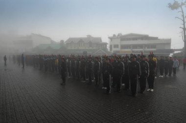 Darjeeling, Batı Bengal, Hindistan -11.08.2023: Bağımsızlık Günü hazırlığı 15 Ağustos 2023. Askeri eğitim için Darjeeling Alışveriş Merkezi 'nin önünden geçen öğrenciler. Sisli bir sabah.