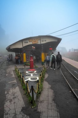 Darjeeling, Batı Bengal, Hindistan-21.08.2023: Hindistan 'ın en yüksek demiryolu istasyonu olan Ghum Tren İstasyonu üzerindeki sis ve sis, UNESCO Dünya Mirası Bölgesi olan Darjeeling Himalaya Demiryolu' nun (DHR) bir parçasıdır..