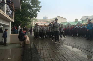 Darjeeling, Batı Bengal, Hindistan-11.08.2023: Sabah askeri eğitim. 15 Ağustos 2023 'teki Bağımsızlık Günü kutlamaları için Darjeeling Alışveriş Merkezi' nin önünden geçen öğrenciler.,
