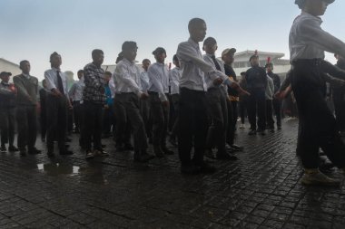 Darjeeling, Batı Bengal, Hindistan-11.08.2023: Sabah askeri eğitim. 15 Ağustos 2023 'teki Bağımsızlık Günü kutlamaları için Darjeeling Alışveriş Merkezi' nin önünden geçen öğrenciler.,