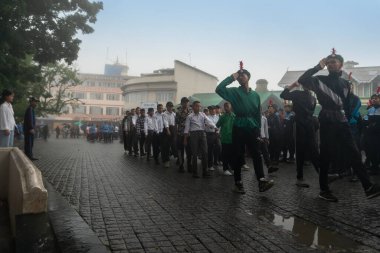 Darjeeling, Batı Bengal, Hindistan -11.08.2023: Bağımsızlık Günü hazırlığı 15 Ağustos 2023. Askeri eğitim için Darjeeling Alışveriş Merkezi 'nin önünden geçen öğrenciler. Sisli bir sabah.