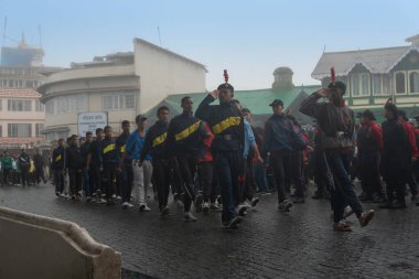 Darjeeling, Batı Bengal, Hindistan-11.08.2023: Sabah askeri eğitim. 15 Ağustos 2023 'teki Bağımsızlık Günü kutlamaları için Darjeeling Alışveriş Merkezi' nin önünden geçen öğrenciler.,