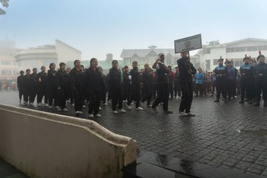 Darjeeling, Batı Bengal, Hindistan-11.08.2023: Sisli sabahlarda kız askeri eğitim. 15 Ağustos 'ta Bağımsızlık Günü kutlamalarına hazırlanmak üzere Darjeeling Alışveriş Merkezi' nde geçen okul öğrencileri.