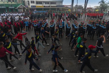Darjeeling, Batı Bengal, Hindistan-11.08.2023: Sisli sabahta askeri eğitim. 15 Ağustos 2023 'teki Bağımsızlık Günü kutlamaları için Darjeeling Alışveriş Merkezi' nin önünden geçen öğrenciler.,