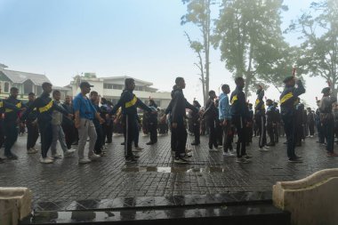 Darjeeling, Batı Bengal, Hindistan-11.08.2023: Sabah askeri eğitim. 15 Ağustos 2023 'teki Bağımsızlık Günü kutlamaları için Darjeeling Alışveriş Merkezi' nin önünden geçen öğrenciler.,