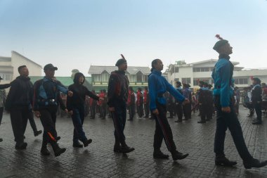 Darjeeling, Batı Bengal, Hindistan -11.08.2023: 15 Ağustos 2023 'te Bağımsızlık Günü kutlamaları için Darjeeling Alışveriş Merkezi' nde yürüyüş yapan öğrenciler, askeri eğitim. Sisli bir sabah.