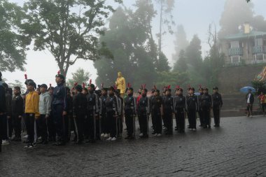 Darjeeling, Batı Bengal, Hindistan-11.08.2023: Sabah askeri eğitim. 15 Ağustos 2023 'teki Bağımsızlık Günü kutlamaları için Darjeeling Alışveriş Merkezi' nin önünden geçen öğrenciler.,