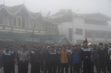 Darjeeling, Batı Bengal, Hindistan-11.08.2023: Sisli sabahta askeri eğitim. 15 Ağustos 2023 'teki Bağımsızlık Günü kutlamaları için Darjeeling Alışveriş Merkezi' nin önünden geçen öğrenciler.,