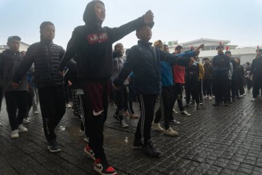 Darjeeling, Batı Bengal, Hindistan -11.08.2023: Bağımsızlık Günü hazırlığı 15 Ağustos 2023. Askeri eğitim için Darjeeling Alışveriş Merkezi 'nin önünden geçen öğrenciler. Sisli bir sabah.