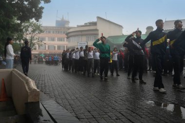 Darjeeling, Batı Bengal, Hindistan -11.08.2023: 15 Ağustos 2023 'te Bağımsızlık Günü kutlamaları için Darjeeling Alışveriş Merkezi' nde yürüyüş yapan öğrenciler, askeri eğitim. Sisli bir sabah.