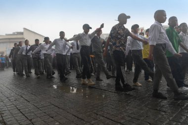 Darjeeling, Batı Bengal, Hindistan -11.08.2023: Bağımsızlık Günü hazırlığı 15 Ağustos 2023. Askeri eğitim için Darjeeling Alışveriş Merkezi 'nin önünden geçen öğrenciler. Sisli bir sabah.