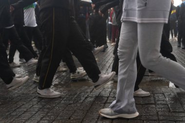 Darjeeling, Batı Bengal, Hindistan -11.08.2023: 15 Ağustos 2023 'te Bağımsızlık Günü kutlamaları için Darjeeling Alışveriş Merkezi' nde yürüyüş yapan okul öğrencilerinin bacakları ve ayakkabıları, askeri eğitim.