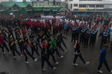Darjeeling, Batı Bengal, Hindistan-11.08.2023: Sabah askeri eğitim. 15 Ağustos 2023 'teki Bağımsızlık Günü kutlamaları için Darjeeling Alışveriş Merkezi' nin önünden geçen öğrenciler.,