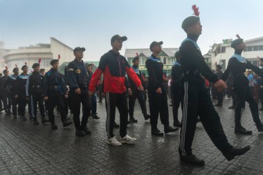 Darjeeling, Batı Bengal, Hindistan -11.08.2023: 15 Ağustos 2023 'te Bağımsızlık Günü kutlamaları için Darjeeling Alışveriş Merkezi' nde yürüyüş yapan öğrenciler, askeri eğitim. Sisli bir sabah.