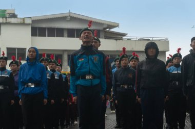 Darjeeling, Batı Bengal, Hindistan-11.08.2023: Sabah askeri eğitim. 15 Ağustos 2023 'teki Bağımsızlık Günü kutlamaları için Darjeeling Alışveriş Merkezi' nin önünden geçen öğrenciler.,