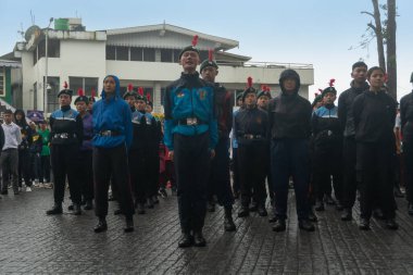 Darjeeling, Batı Bengal, Hindistan -11.08.2023: 15 Ağustos 2023 'te Bağımsızlık Günü kutlamaları için Darjeeling Alışveriş Merkezi' nde yürüyüş yapan öğrenciler, askeri eğitim. Sisli bir sabah.