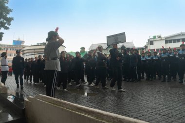 Darjeeling, Batı Bengal, Hindistan-11.08.2023: Sisli sabahlarda kız askeri eğitim. 15 Ağustos 'ta Bağımsızlık Günü kutlamalarına hazırlanmak üzere Darjeeling Alışveriş Merkezi' nde geçen okul öğrencileri.