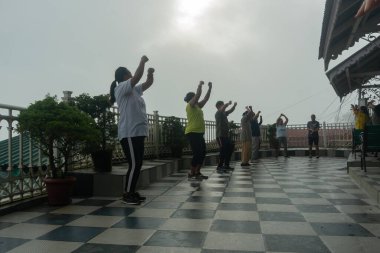 Darjeeling, Batı Bengal, Hindistan - 11.08.2023: Darjeeling alışveriş merkezinde sağlık bilincine sahip genç kadınların spor ve grup egzersizleri. Genç Himalaya yaşam tarzıyla spor kıyafetleriyle dans ediyor..