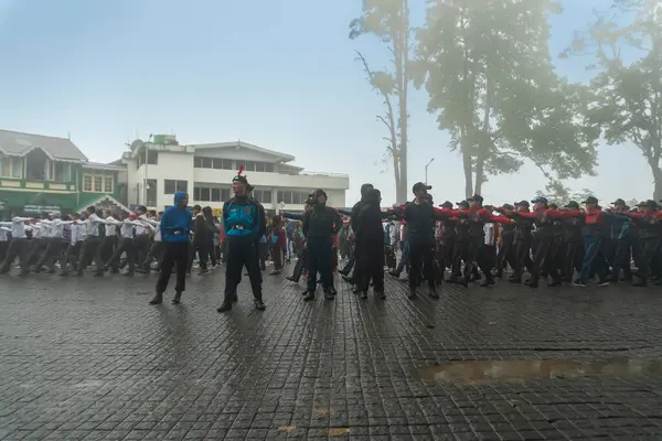 Darjeeling, Batı Bengal, Hindistan-11.08.2023: Sisli sabahta askeri eğitim. 15 Ağustos 2023 'teki Bağımsızlık Günü kutlamaları için Darjeeling Alışveriş Merkezi' nin önünden geçen öğrenciler.,
