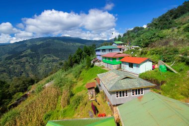 Okhrey köyü, Himalaya sıradağları arka planda. Okhrey, Hindistan 'ın Sikkim kentindeki dünyaca ünlü Himalaya Dağları' nın manzaralı doğal manzarasını alan ücra bir köydür..