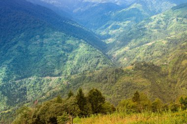 Himalaya dağlarına düşen güzel güneş ışınları, ışık oyunu Okhrey, Sikkim, Hindistan 'ın manzaralı güzelliği. Okhrey Köyü Sikkim 'de turistlerin dağ manzarası izlediği ücra bir yer..