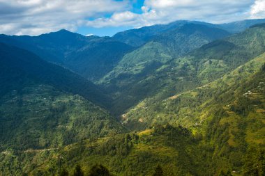 Himalaya dağlarına düşen güzel güneş ışınları, ışık oyunu Okhrey, Sikkim, Hindistan 'ın manzaralı güzelliği. Okhrey Köyü Sikkim 'de turistlerin dağ manzarası izlediği ücra bir yer..