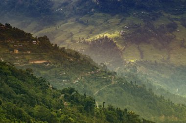 Himalaya dağlarına düşen güzel güneş ışınları, ışık oyunu Okhrey, Sikkim, Hindistan 'ın manzaralı güzelliği. Okhrey Köyü Sikkim 'de turistlerin dağ manzarası izlediği ücra bir yer..
