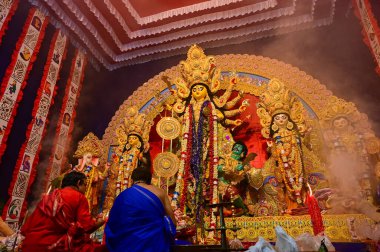 Howrah, Batı Bengal, Hindistan -11.10.2024: Hindu tapınmaları Tanrıça Durga 'ya tapınmaları sondhipujo sırasında, ashtami ve nabami arasında. Durga puja ritüeli.