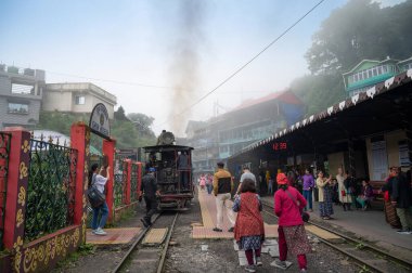 Darjeeling, Batı Bengal, Hindistan-20.08.2023: Oyuncak treninin Buhar makinesinden çıkan sıcak buhar, Ghum İstasyonu 'ndaki Himalayalar' a yolculuk için hazırlanıyor. Unesco Dünya Mirası.