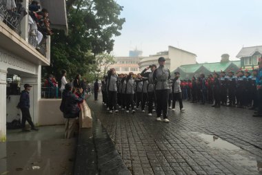 Darjeeling, Batı Bengal, Hindistan -11.08.2023: 15 Ağustos 2023 'te Bağımsızlık Günü kutlamaları için Darjeeling Alışveriş Merkezi' nde yürüyüş yapan öğrenciler, askeri eğitim. Sisli bir sabah.