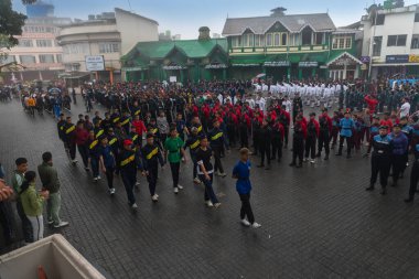 Darjeeling, Batı Bengal, Hindistan-11.08.2023: Sisli sabahta askeri eğitim. 15 Ağustos 2023 'teki Bağımsızlık Günü kutlamaları için Darjeeling Alışveriş Merkezi' nin önünden geçen öğrenciler.,