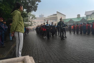 Darjeeling, Batı Bengal, Hindistan-11.08.2023: Sisli sabahta askeri eğitim. 15 Ağustos 2023 'teki Bağımsızlık Günü kutlamaları için Darjeeling Alışveriş Merkezi' nin önünden geçen öğrenciler.,
