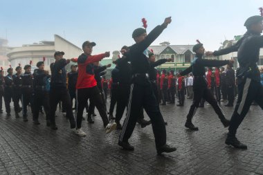 Darjeeling, Batı Bengal, Hindistan-11.08.2023: Sabah askeri eğitim. 15 Ağustos 2023 'teki Bağımsızlık Günü kutlamaları için Darjeeling Alışveriş Merkezi' nin önünden geçen öğrenciler.,