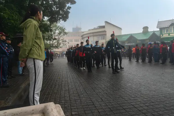 Darjeeling, Batı Bengal, Hindistan-11.08.2023: Sisli sabahta askeri eğitim. 15 Ağustos 2023 'teki Bağımsızlık Günü kutlamaları için Darjeeling Alışveriş Merkezi' nin önünden geçen öğrenciler.,