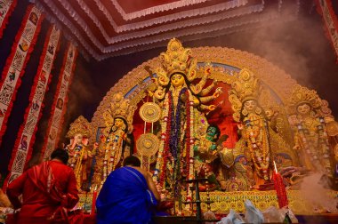 Howrah, Batı Bengal, Hindistan -11.10.2024: Hindu tapınmaları Tanrıça Durga 'ya tapınmaları sondhipujo sırasında, ashtami ve nabami arasında. Durga puja ritüeli.