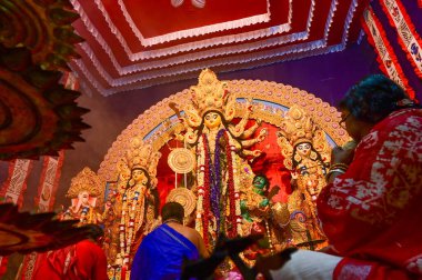 Howrah, Batı Bengal, Hindistan -11.10.2024: Hindu tapınmaları Tanrıça Durga 'ya tapınmaları sondhipujo sırasında, ashtami ve nabami arasında. Durga puja ritüeli.