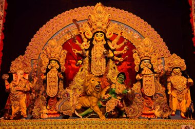 Howrah, Batı Bengal, Hindistan - 11.10.2024: Puja pandalının içinde güzel dekore edilmiş Durga putuna tapılıyor. Durga Puja, tüm dünyada kutlanan en büyük Hinduizm festivali..