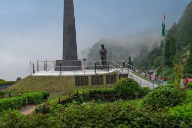 Darjeeling, Batı Bengal, Hindistan-20.08.2023: Popüler turizm merkezi, Batasia döngüsünün ünlü savaş anıtı, Hint Ordusu Gorkha askerlerinin anıtı. Unesco dünya mirası bölgesi, Himalaya musonu.