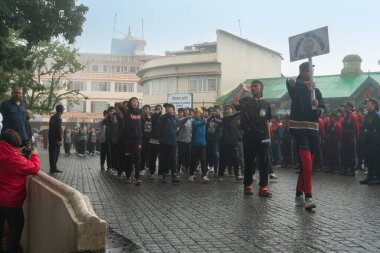 Darjeeling, Batı Bengal, Hindistan-11.08.2023: Sabah askeri eğitim. 15 Ağustos 2023 'teki Bağımsızlık Günü kutlamaları için Darjeeling Alışveriş Merkezi' nin önünden geçen öğrenciler.,