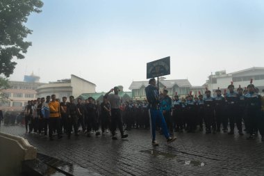 Darjeeling, Batı Bengal, Hindistan -11.08.2023: Bağımsızlık Günü hazırlığı 15 Ağustos 2023. Askeri eğitim için Darjeeling Alışveriş Merkezi 'nin önünden geçen öğrenciler. Sisli bir sabah.