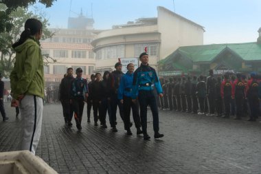 Darjeeling, Batı Bengal, Hindistan -11.08.2023: 15 Ağustos 2023 'te Bağımsızlık Günü kutlamaları için Darjeeling Alışveriş Merkezi' nde yürüyüş yapan öğrenciler, askeri eğitim. Sisli bir sabah.