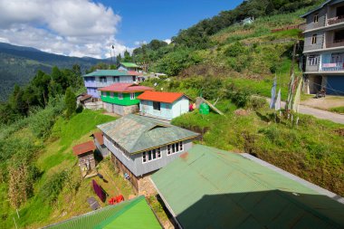 Okhrey köyü, Himalaya sıradağları arka planda. Okhrey, Hindistan 'ın Sikkim kentindeki dünyaca ünlü Himalaya Dağları' nın manzaralı doğal manzarasını alan ücra bir köydür..