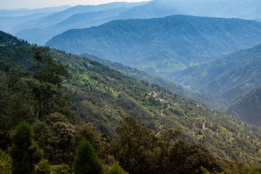 Dağların, Okhrey 'nin, Sikkim' in, Hindistan 'ın manzara güzelliği. Okhrey köyü Sikkim 'in en uzak yerlerinden birinde Hindistan' dan gelen turistler tarafından huzurlu, sakin Himalaya sıradağlarının keyfini çıkarılıyor..