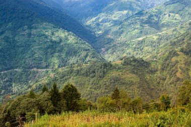 Himalaya dağlarına düşen güzel güneş ışınları, ışık oyunu Okhrey, Sikkim, Hindistan 'ın manzaralı güzelliği. Okhrey Köyü Sikkim 'de turistlerin dağ manzarası izlediği ücra bir yer..