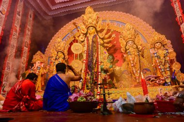 Howrah, Batı Bengal, Hindistan -11.10.2024: Hindu tapınmaları Tanrıça Durga 'ya tapınmaları sondhipujo sırasında, ashtami ve nabami arasında. Durga puja ritüeli.
