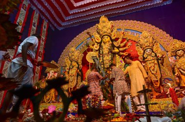 Howrah, Batı Bengal, Hindistan -11.10.2024: Hindu dindarlar Tanrıça Durga putunu puja için hazırlıyorlar. Geleneksel Durga puja ritüeli.