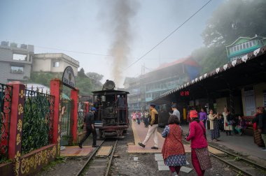 Darjeeling, Batı Bengal, Hindistan-20.08.2023: Oyuncak treninin Buhar makinesinden çıkan sıcak buhar, Ghum İstasyonu 'ndaki Himalayalar' a yolculuk için hazırlanıyor. Unesco Dünya Mirası.