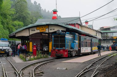 Darjeeling, Batı Bengal, Hindistan-20.08.2023: Dar ölçü hattı, Oyuncak trenleri için Ghum İstasyonu 'ndaki Himalayalar' dan geçecek tren yolu. Darjeeling Himalaya Demiryolu 'nun Unesco Dünya Mirası.