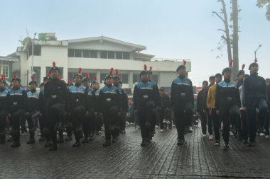 Darjeeling, Batı Bengal, Hindistan -11.08.2023: Bağımsızlık Günü hazırlığı 15 Ağustos 2023. Askeri eğitim için Darjeeling Alışveriş Merkezi 'nin önünden geçen öğrenciler. Sisli bir sabah.